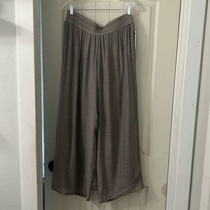 New with tags flow pants. Elastic waist new with tags size medium